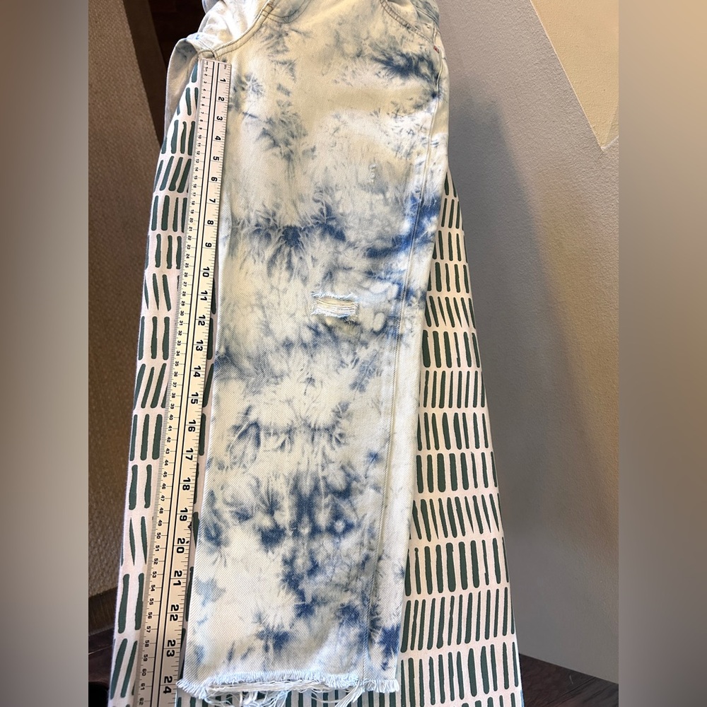 GAP Tie-Dye Denim Jeans

Women’s Size 8 | Raw Hem | Distressed | Cropped - Picture 4 of 9